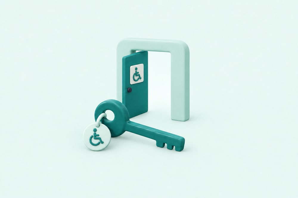 Illustration: Schlüssel mit Rollstuhl-Anhänger vor einer barrierefreien WC-Tür