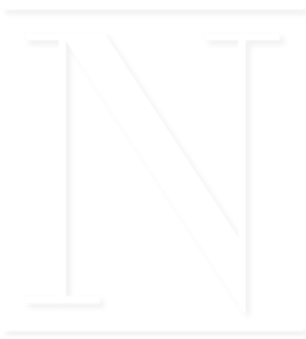 Großer weißer Großbuchstabe N mit dünnen Linien oben und unten auf transparentem Hintergrund.