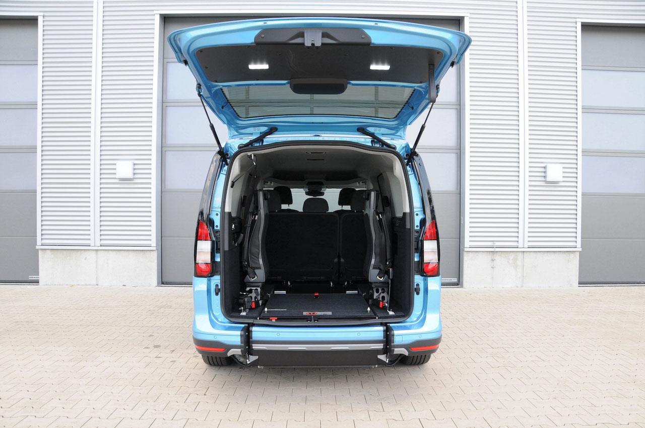 Ford Tourneo Connect Plug-in Hybrid mit Heckausschnitt – Bild 6