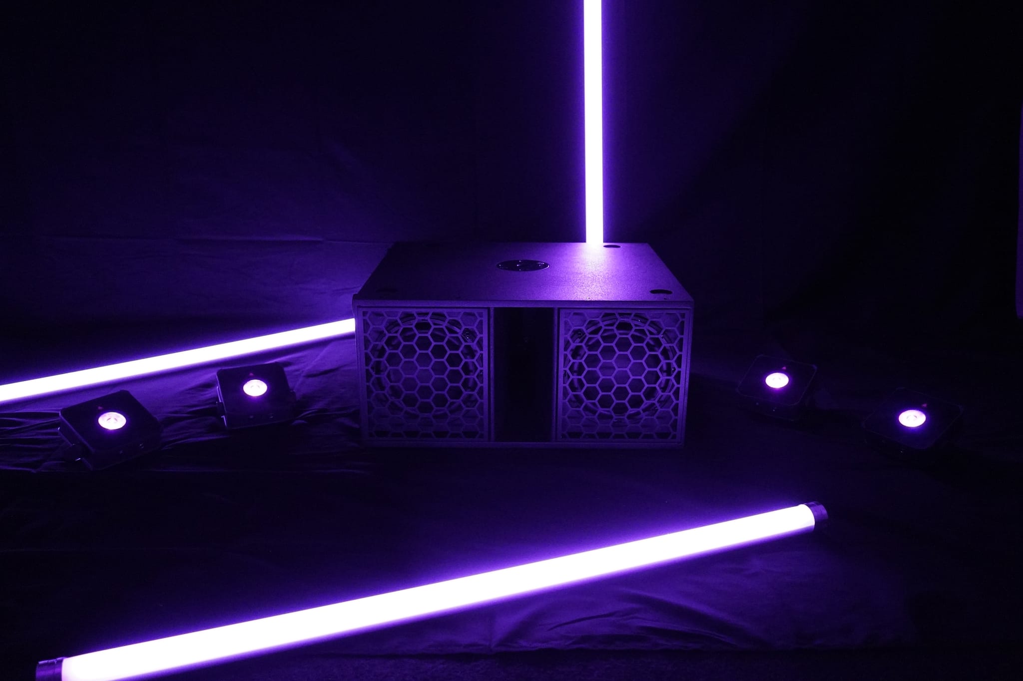 Cabinet edge of the Moove Sub 208 with recessed handle