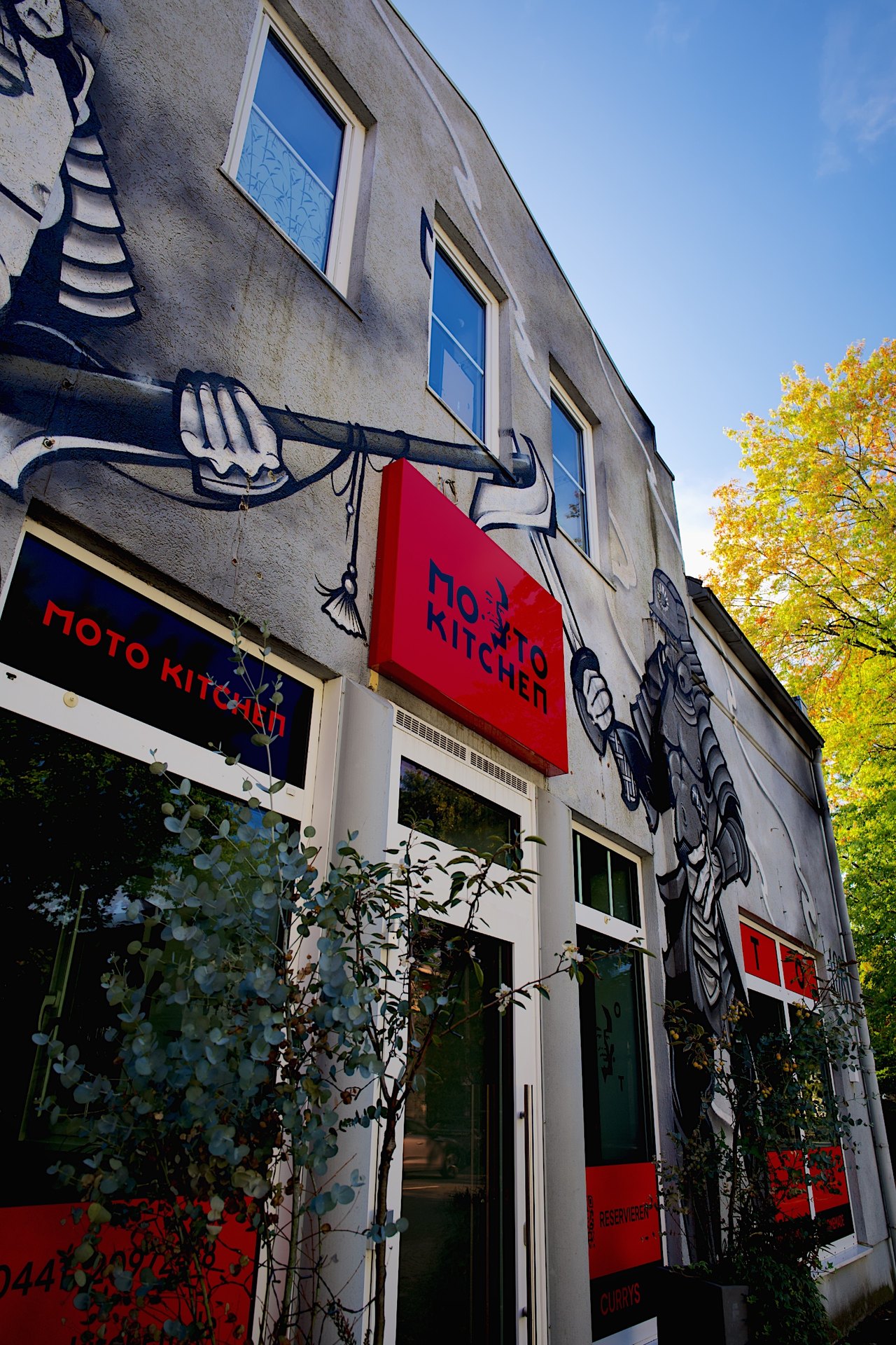 Fassade von Moto Kitchen in Oldenburg mit Wandbild von Sbeck