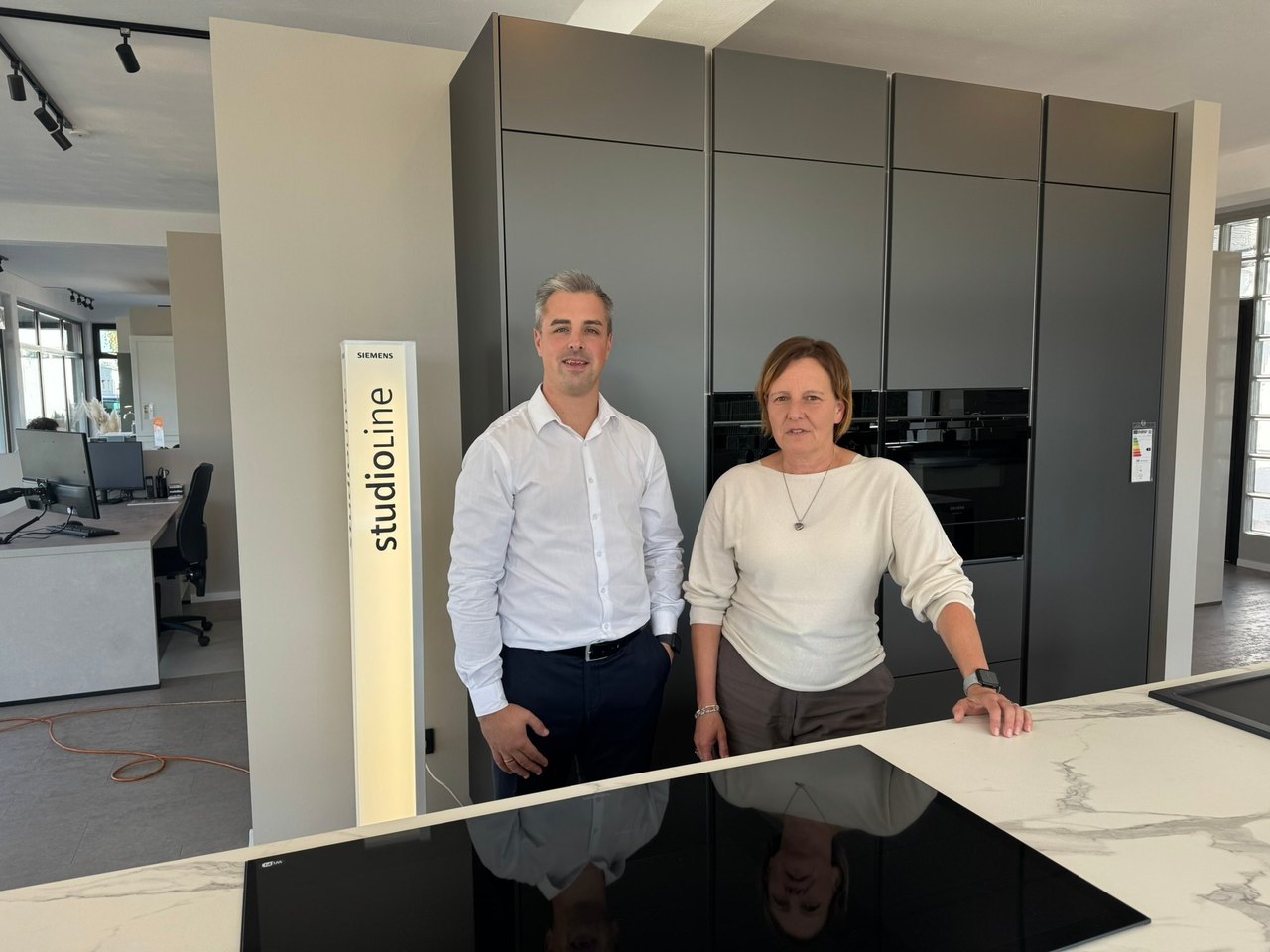 Nicole Senderek und Andreas Paprotny an der studioLine-Küche