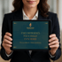 Eine Frau hält ein Tablet mit der Aufschrift "EXKLUSIVER BONUS FÜR SCHNELLE ENTSCHEIDER Personalisierte Markenprüfung".