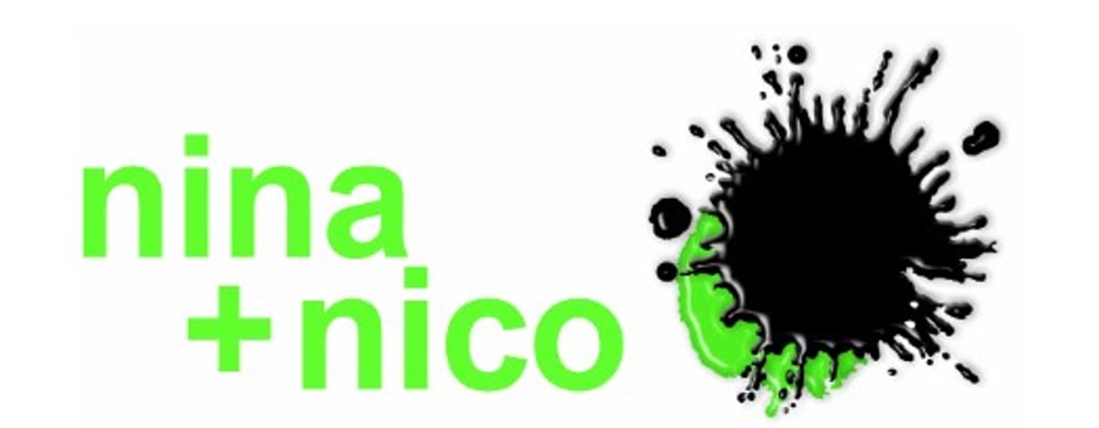 Grüner Schriftzug nina + nico neben einem schwarzen Farbspritzer auf weißem Hintergrund.