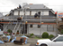 Dachdecker installieren Solarpaneele auf einem Haus mit Gerüst.