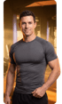 Ein lächelnder Mann in einem grauen T-Shirt und schwarzen Shorts steht vor einem verschwommenen Fitnessstudio.