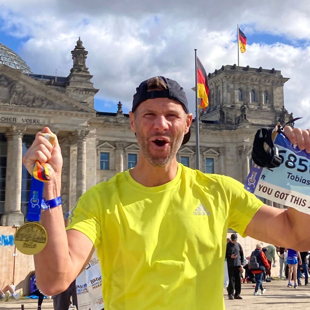 Athlet der Marathon Mastery im Ziel