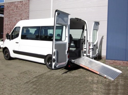 Fahrzeug mit abgesenktem Heck