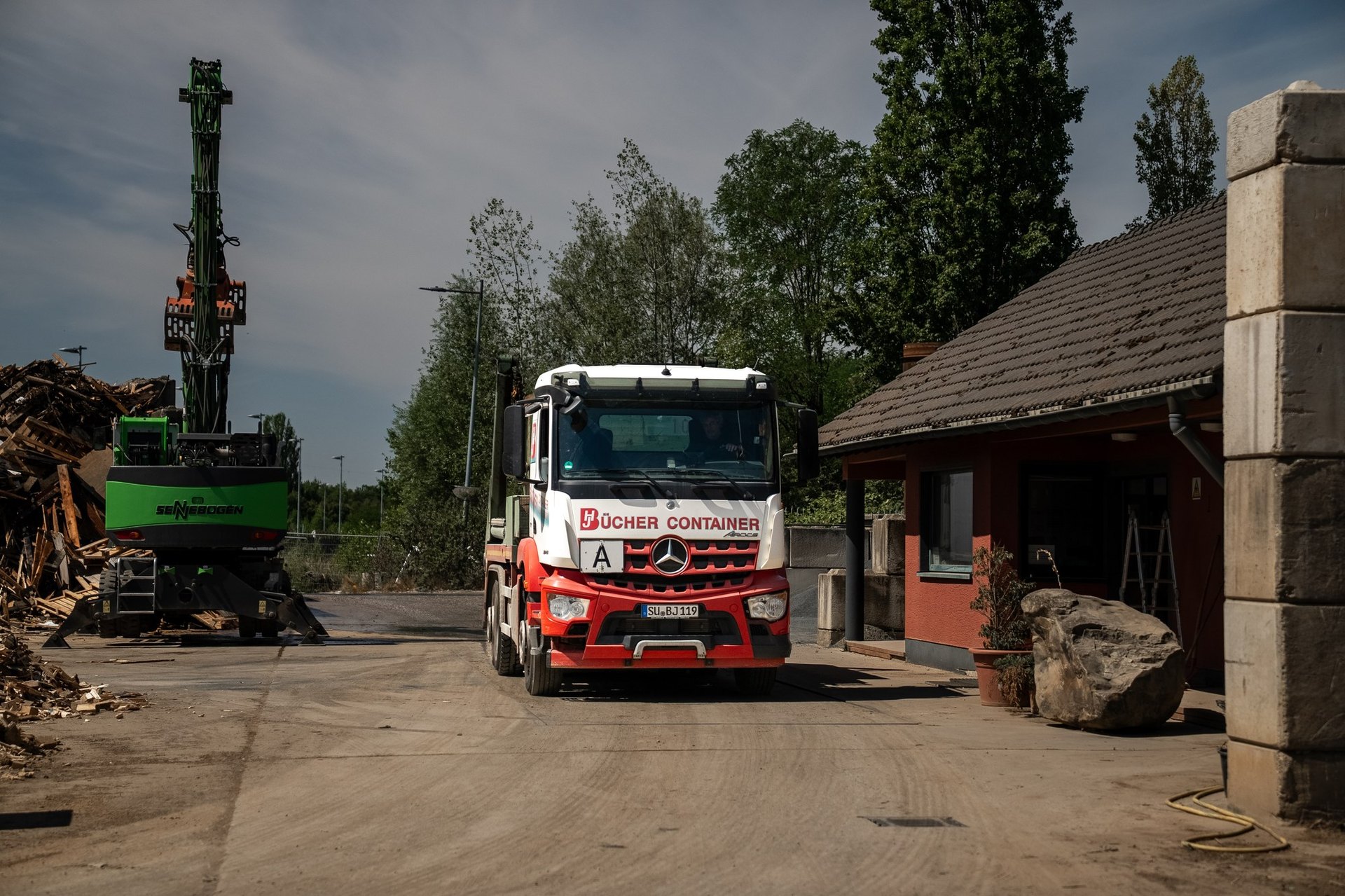 Container-LKW von Bücher Containerdienst auf dem Betriebshof