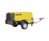 Gelber mobiler KAESER Baukompressor auf einem Anhänger mit zwei Rädern.