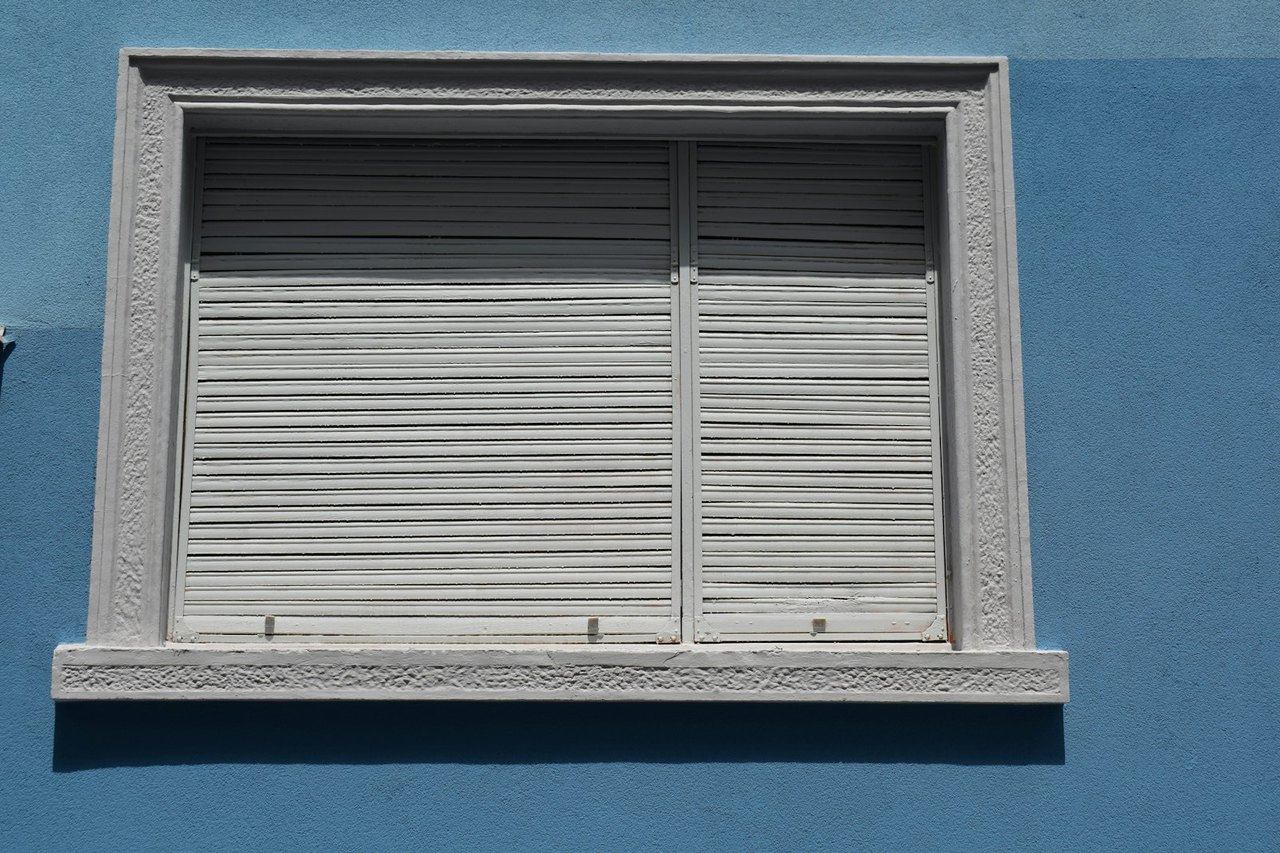 Rollladen mit Solar-Antrieb an der Hausfassade