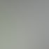Mann in Hemd und Hose gießt Zimmerpflanzen in einem modernen Büro.