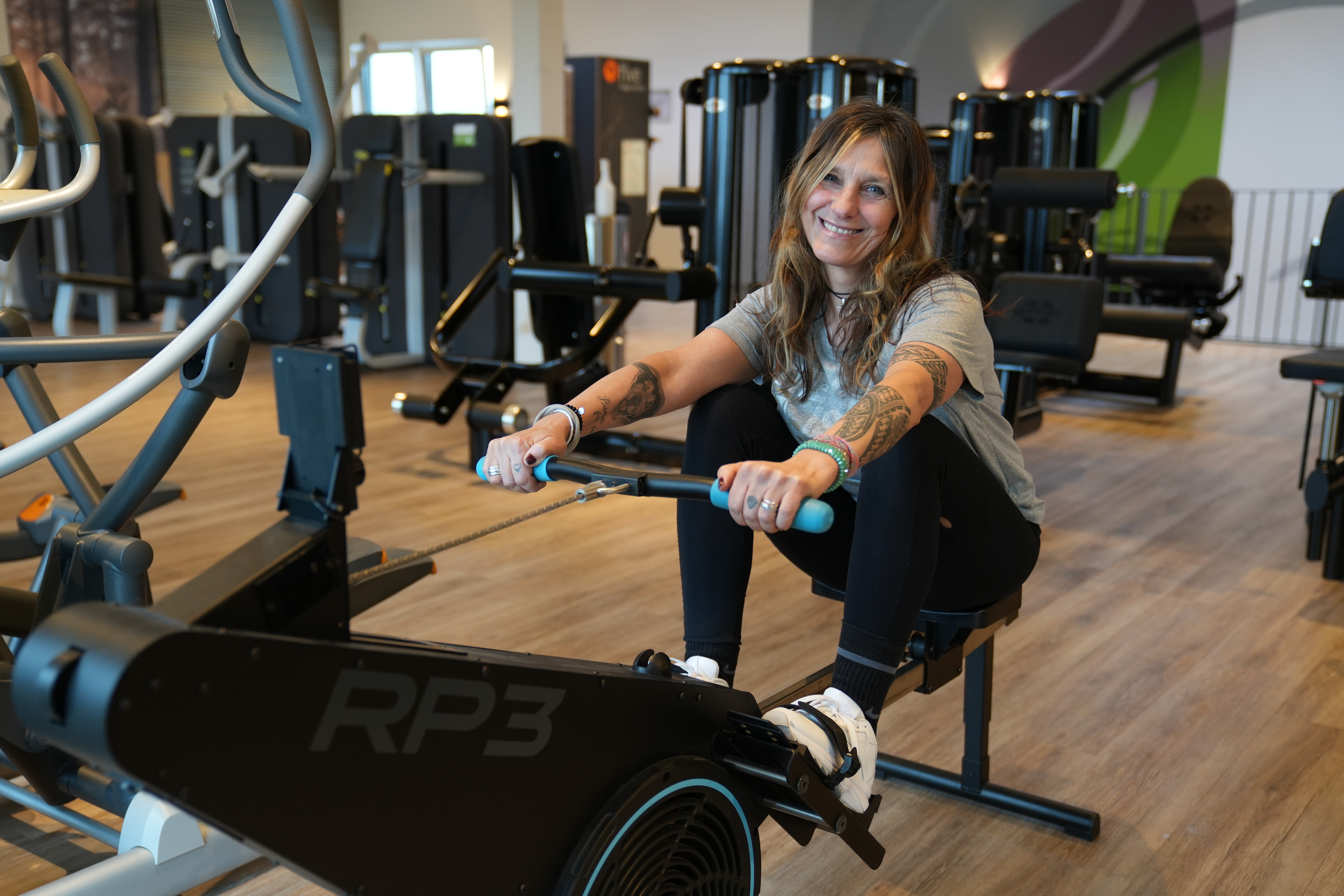 Trainer im Gespräch mit einem Mitglied