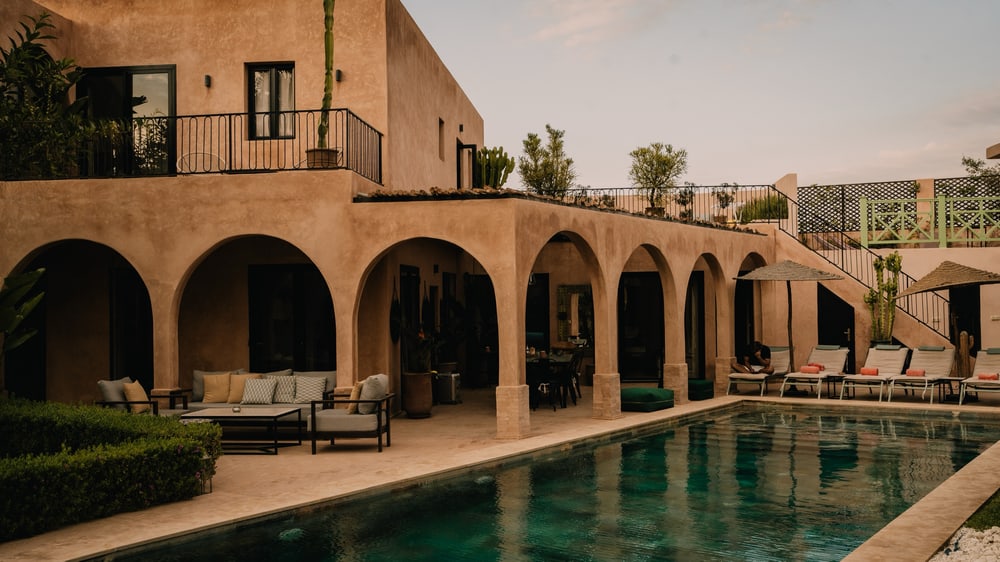 Terrasse mit Arkaden und Pool der Unterkunft