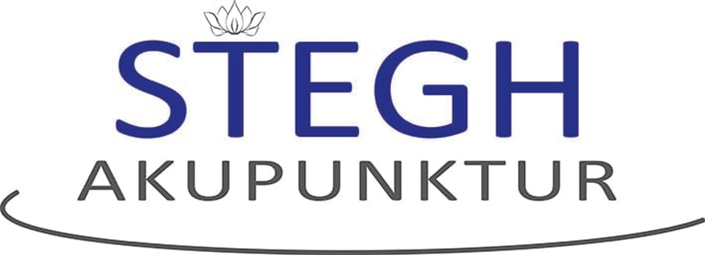 Schriftzug "STEGH AKUPUNKTUR" in Blau und Grau mit einer Lotusblüte über "STEGH".