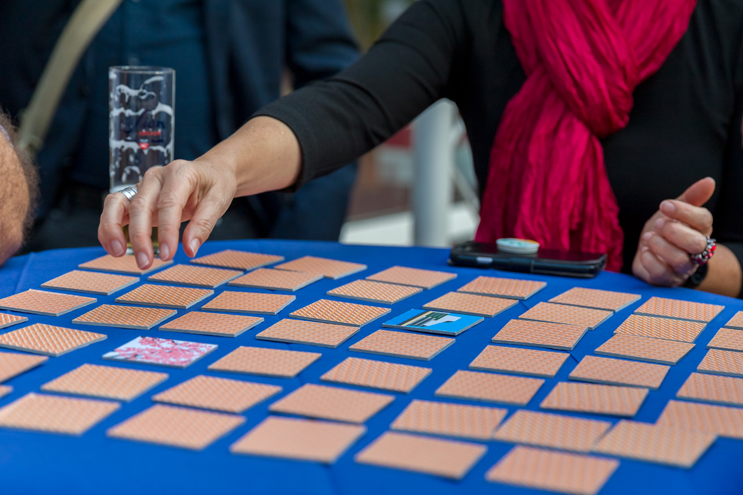Konferenzgäste spielen Bonn Memo auf einem Tisch bei der GSI-Convention 2018