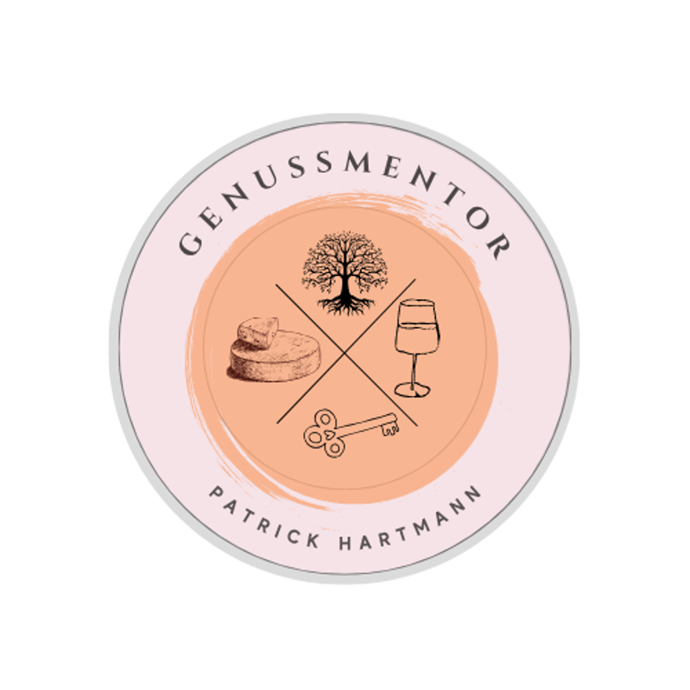 Runder Aufkleber mit Schriftzug "GENUSSMENTOR PATRICK HARTMANN" und Symbolen: Baum, Käse, Weinglas, Schlüssel.