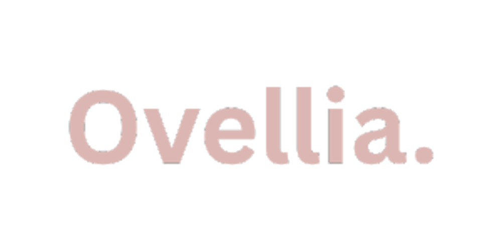 Der Schriftzug "Ovellia." in rosa auf grünem Hintergrund.