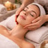 Eine Frau mit geschlossenen Augen erhält eine Gesichtsmassage in einem Spa.
