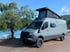 Mercedes Sprinter Offroad Camper mit Aufstelldach am Meer – autarker Reisewagen für Abenteuer und Vanlife