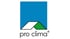 Pro Clima Logo mit blauem Quadrat und stilisiertem weißen und grünen Dach darunter.