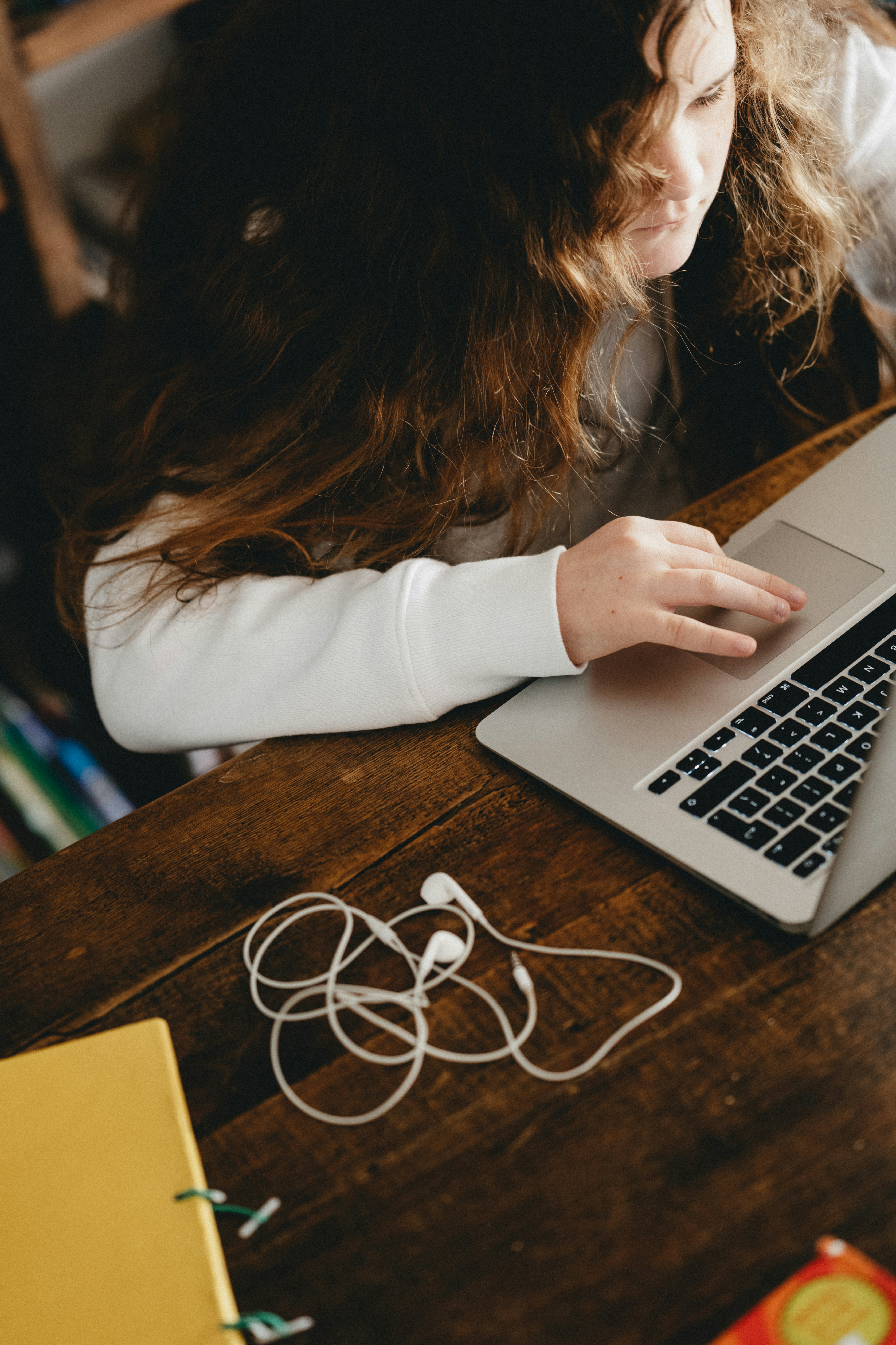 Kind lernt konzentriert am Laptop