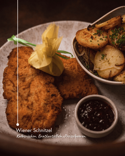 Gemütliches Restaurant mit Holzvertäfelung und rot-weiß karierten Kissen
