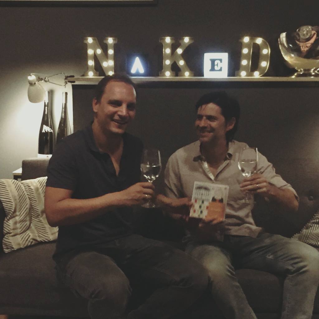 Marco und Sascha stoßen auf das Crowdfunding-Finale an