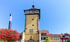 Luftaufnahme der Altstadt von Gotha mit roten Ziegeldächern und der St. Margarethenkirche unter blauem Himmel.