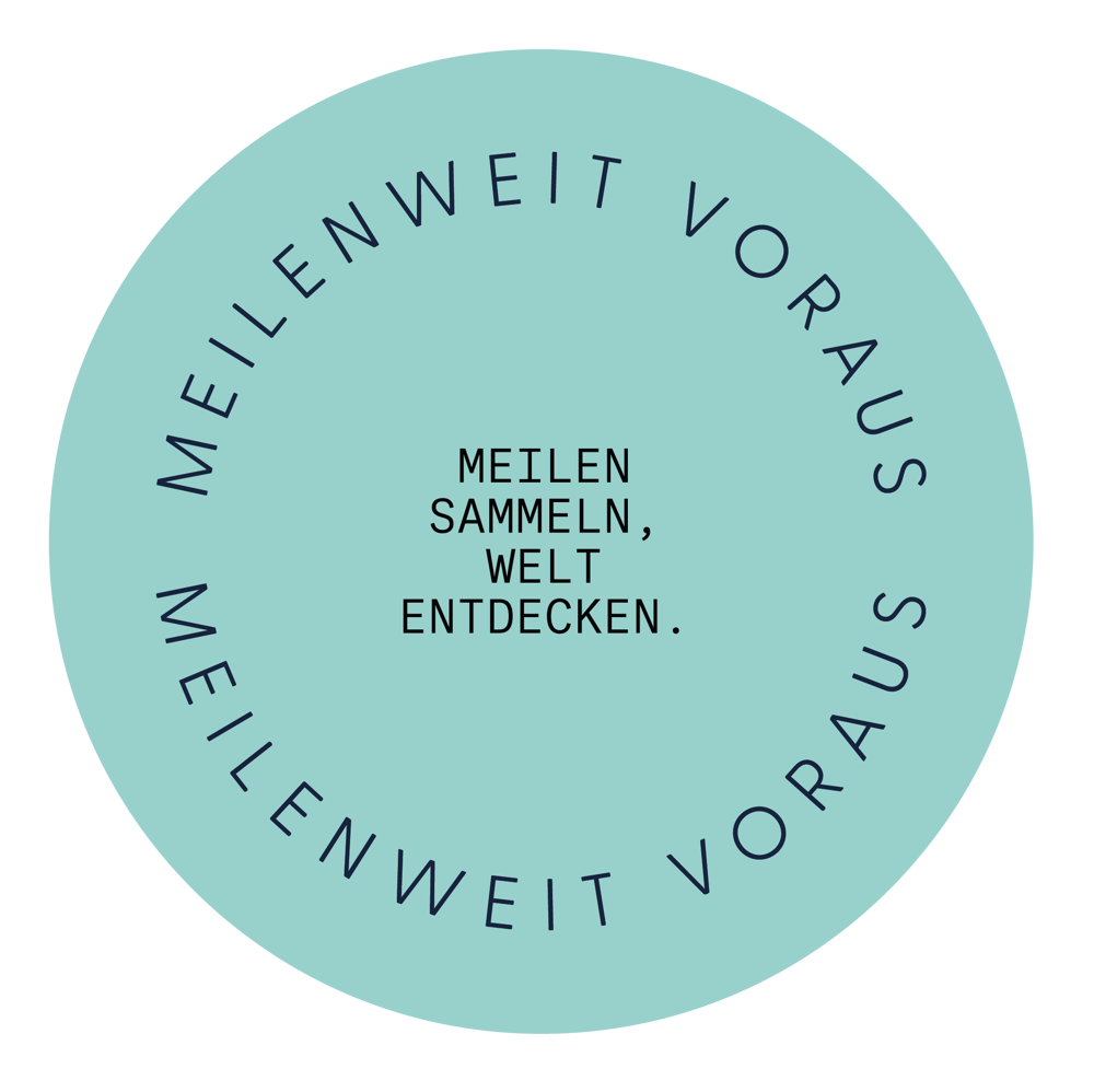 Ein türkisfarbener Kreis mit dem Text "MEILENWEIT VORAUS" zweimal am Rand und "MEILEN SAMMELN, WELT ENTDECKEN." in der Mitte.