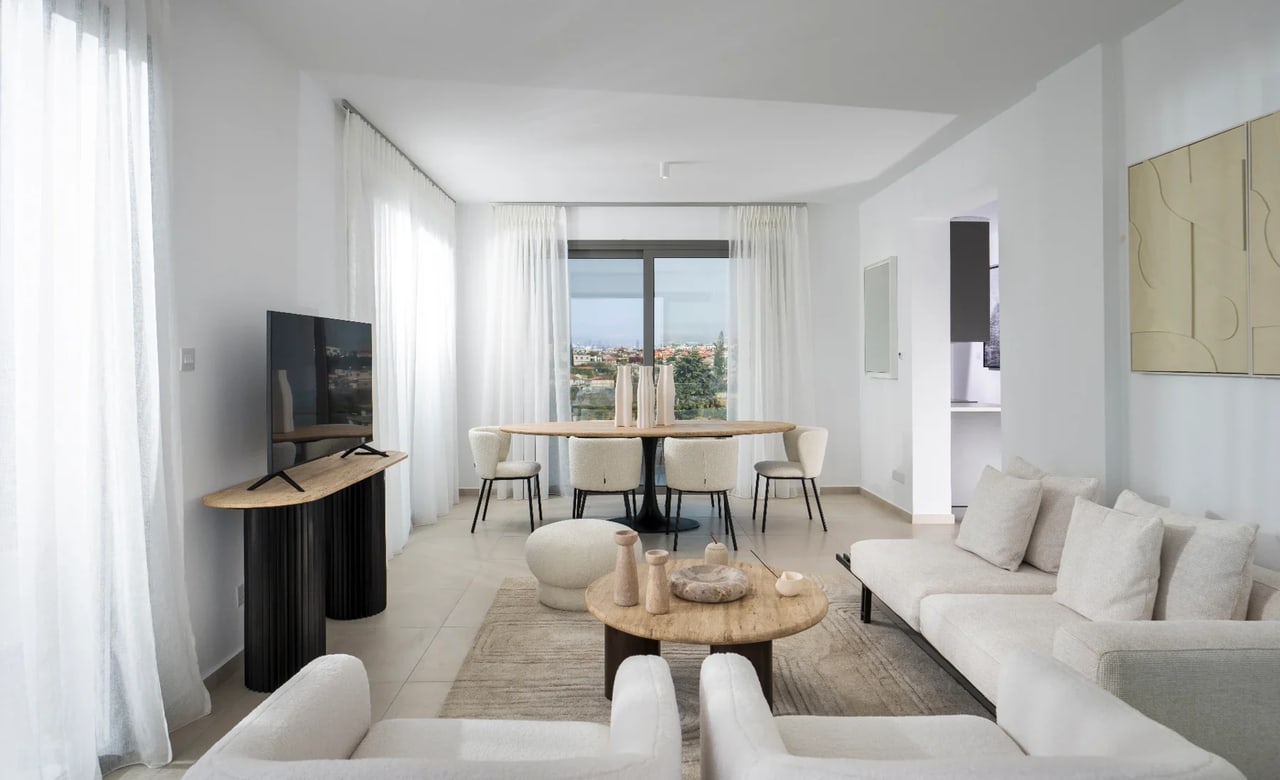 Wohn- und Essbereich mit großen Fensterflächen in Limassol.