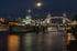 Vollmond über der Tower Bridge, dem Kriegsschiff HMS Belfast und dem Fluss Themse bei Nacht.