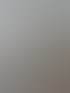 Ein Büroraum mit einem Holztisch, Laptop, zwei Stühlen und dem Schriftzug "KAHRIMAN IMMOBILIEN" an der Wand.
