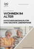 Ratgeber: Wohnen im Alter – Entscheidungshilfe für Ihre nächste Lebensphase. Lachendes älteres Paar auf Sofa.