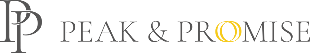 Logo mit den Worten "PEAK & PROMISE"; das "O" in "PROMISE" ist ein gelber Doppelkreis.