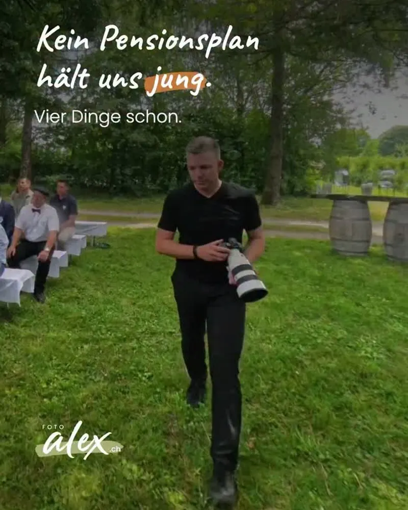 Titelbild des Reels: Alex mit Kamera an einem Anlass im Freien, darüber der Satz «Kein Pensionsplan hält uns jung. Vier Dinge schon.»