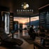 Zwei Personen in einem High-Tech-Raum mit Cryo-Kabine und Blick auf einen Sonnenuntergang über dem Wörthersee.