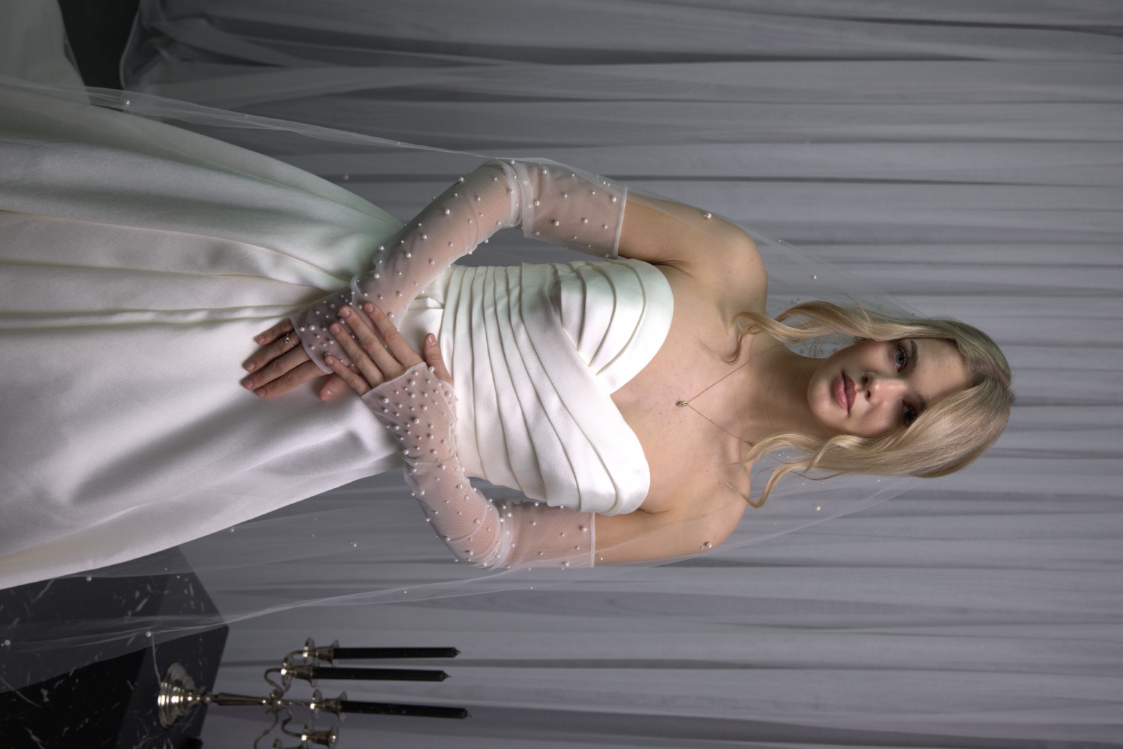 Hochzeitskleid mit tiefem V-Ausschnitt und feinen Applikationen