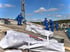 Verpackte Wellplatten in Big-Bags auf dem Hallendach, im Hintergrund der Kran