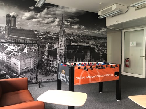 Kicker und oranges Sofa im MAKONIS Büro