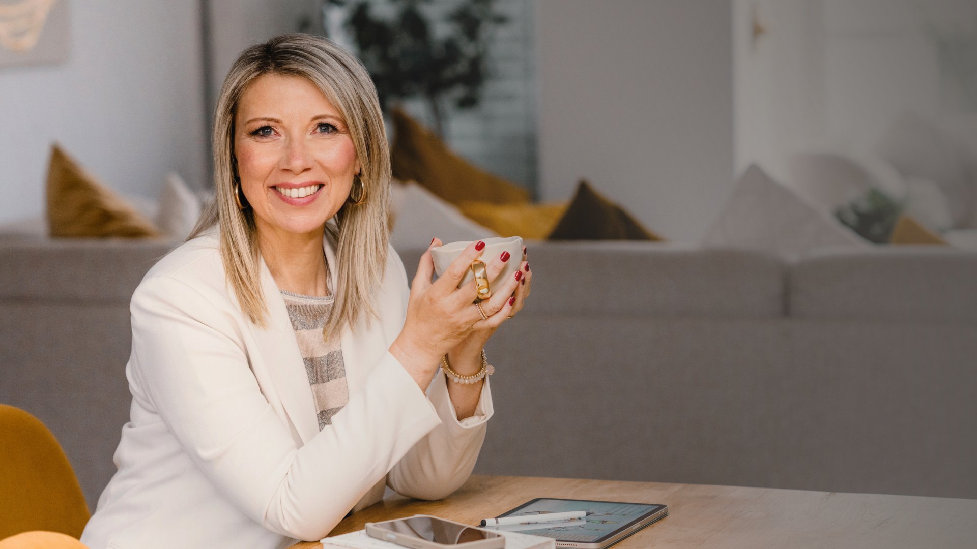 Susanne Kettler im Gespräch mit einer Tasse Kaffee