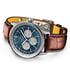 Breitling Navitimer B01 Chronograph 43 Uhr mit blauem Zifferblatt und braunem Lederarmband.