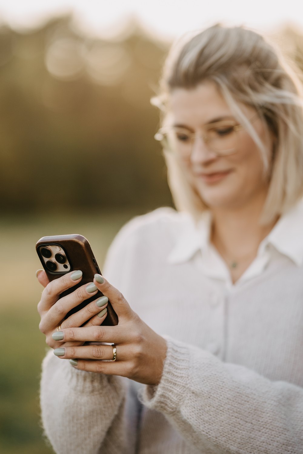 Sina mit Smartphone