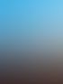 Mountainbike und roter Rucksack neben einem weißen Grenzstein mit der Aufschrift "866" unter blauem Himmel.