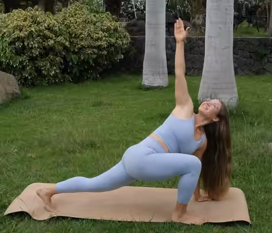 Kurs HIIT the Beat – Breakletics: Anna Maltan bei einer Drehdehnung auf der Matte im Park