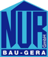 Logo von NUR Bau-Gera GmbH, einem blauen Hausdach mit den Buchstaben NUR und GmbH in Blau auf hellblauem Hintergrund.