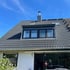 Hausdach mit breiter Gaube vor der Photovoltaikmontage
