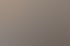 Ausstellungsraum mit verschiedenen Bodenbelagsmustern in Metallregalen und auf Präsentationstischen.