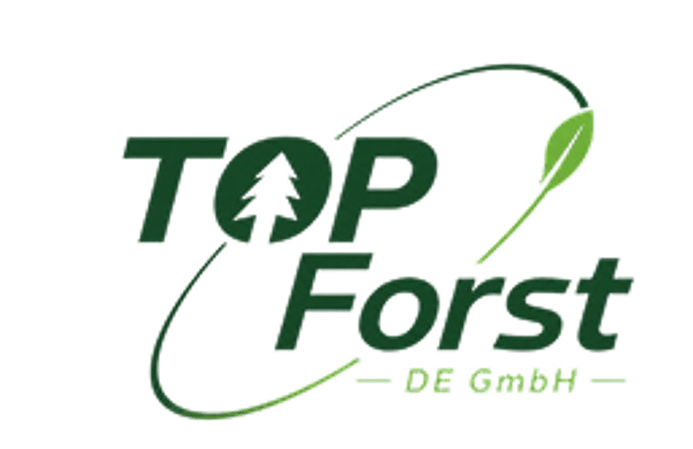 Logo der Top Forst DE GmbH mit grünem Schriftzug, Tannenbaum-Symbol im Buchstaben O und einem Blatt an einer Umlaufbahn.