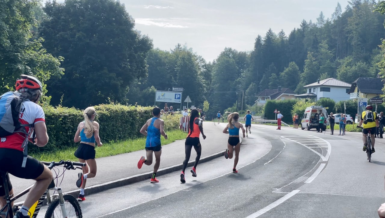 Julia Mayer führt knapp nach Kilometer 14 die Verfolgergruppe beim Halbmarathon von Kärnten läuft an